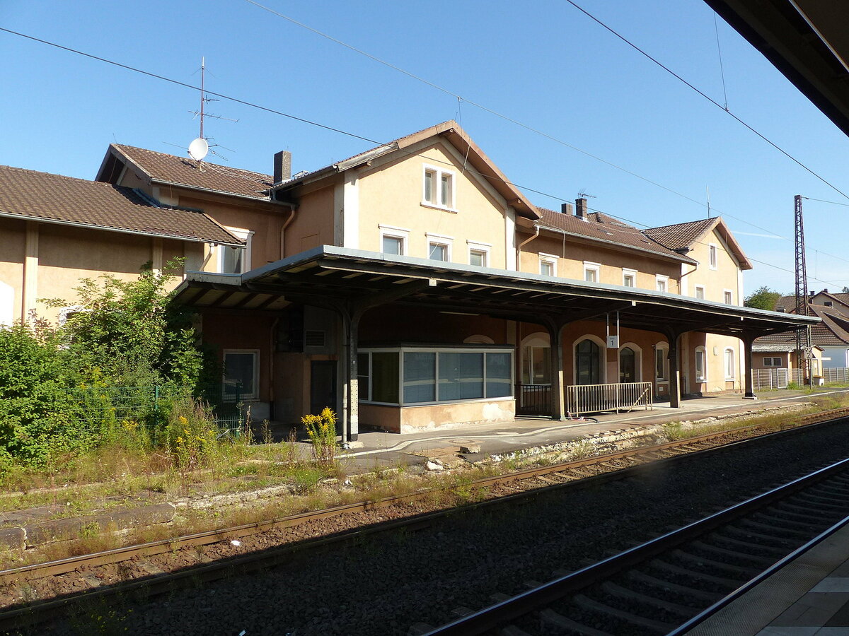 Das Bahnhofsgebäude in Flieden am 25.08.2021. Augenscheinlich wird ein Raum noch als Fahrkartenagentur genutzt.