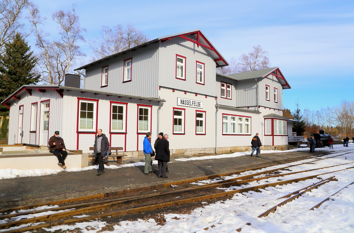 Das Bahnhofsgebäude von Hasselfelde, aufgenommen am 14.02.2015. Seinem eigentlichen Zweck dient dieses leider auch schon lange nicht mehr, es präsentiert sich aber wenigstens in einem gepflegten Zustand.