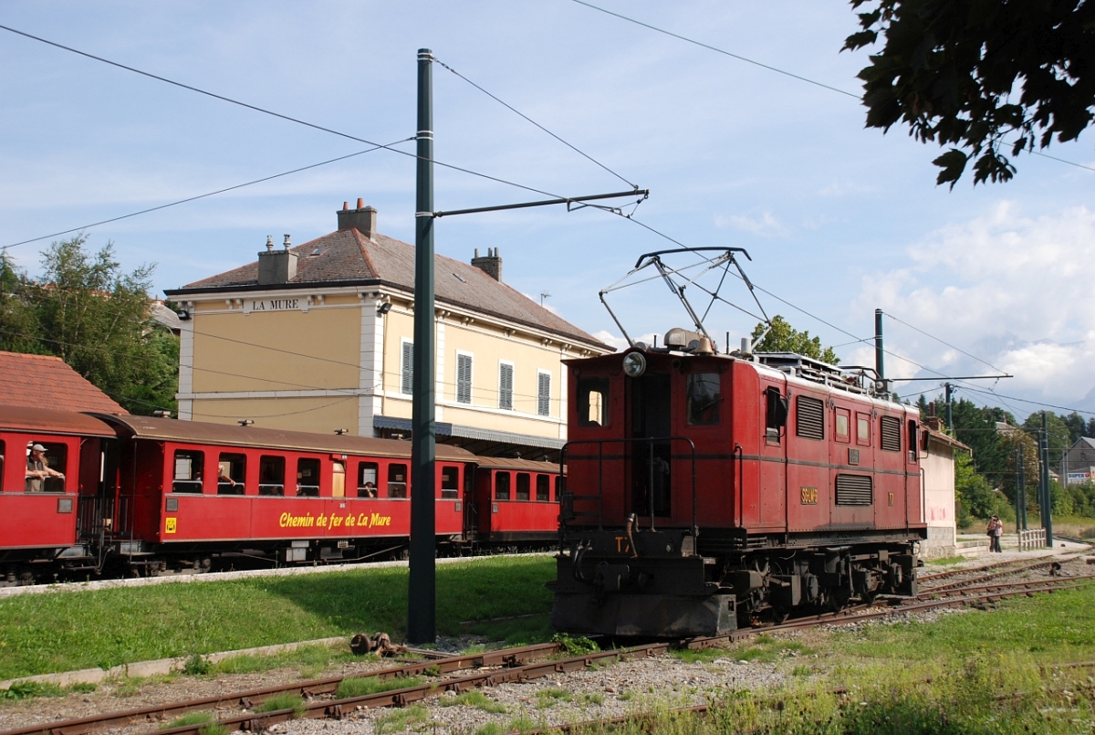 Das Bahnhofsgebäude in La Mure bleibt erhalten, doch wo am 26.8.2008 die Lok umsetzt, ist ein modernes Empfangsgebäude mit Werkstatt entstanden. Ob die Loks T6 bis T8, die umfassend aufgearbeitet wurden, vor den von der schweizerischen MOB übernommenen Wagen eine  gute Figur  machen werden ? Auf ex-RhB-Vierachser mit offene Plattformen wird man jedenfalls verzichten müssen.  