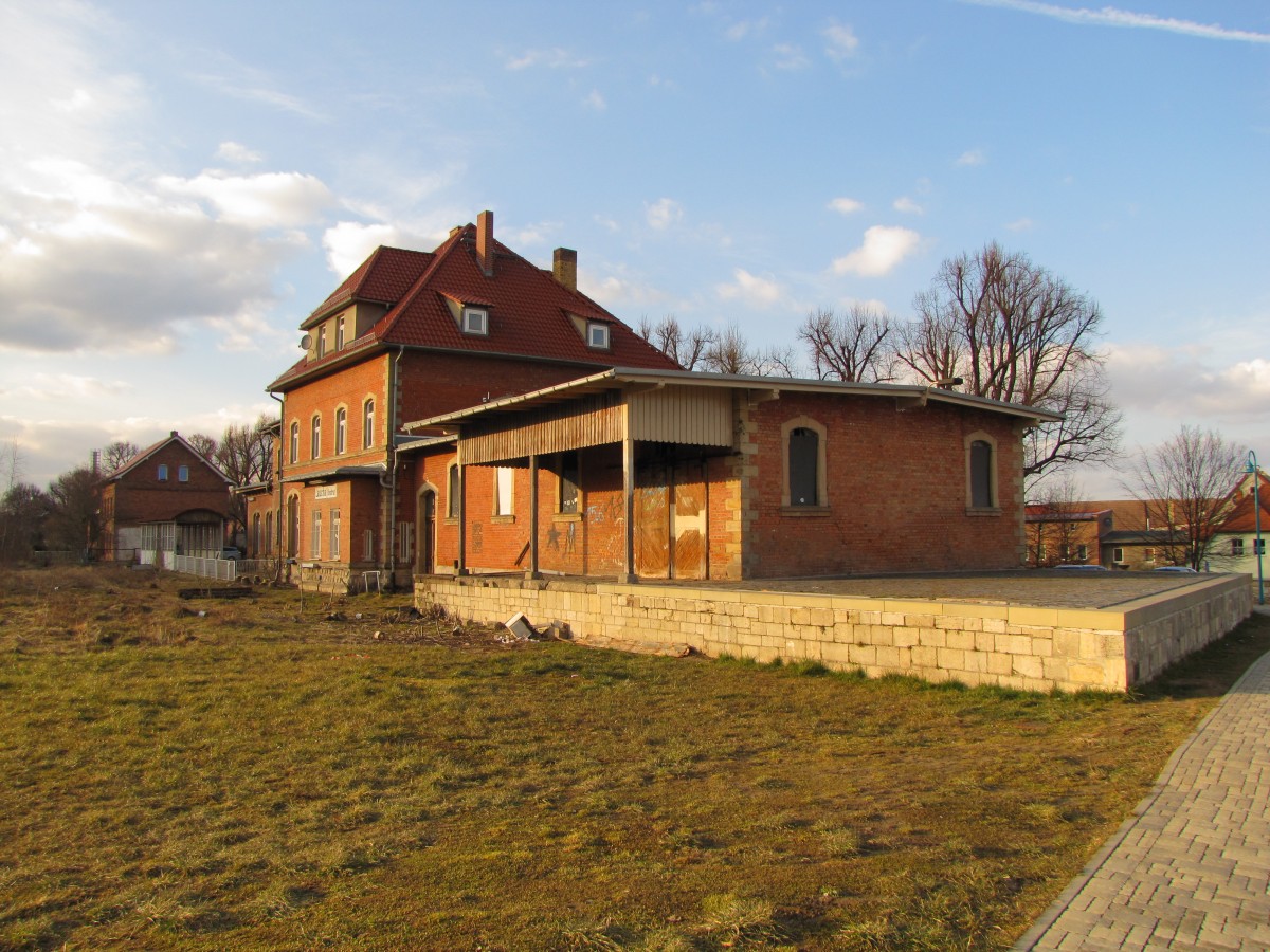 Das Bahnhofsgebude in Laucha (Unstrut) am 28.02.2015, mit den Resten der Gterverladerampe. Die Gtergleise davor sind lngst verschwunden. 