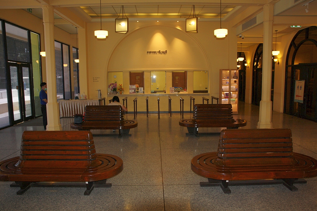 Das Bahnhofsgebäude mit dem markanten Uhrturm der 2003 geschlossenen