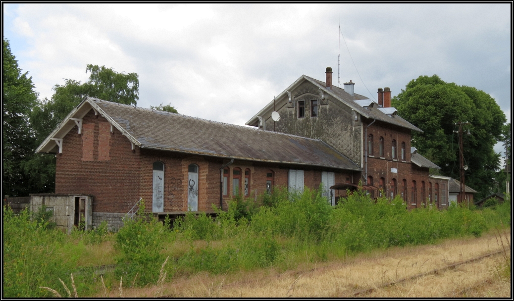 Das Bahnhofsgebäude mit Güterschuppen an der Vennbahn in Raeren/Belgien, im aktuellen Zustand vom 23.Juni 2015. Gelände ist frei zugänglich.