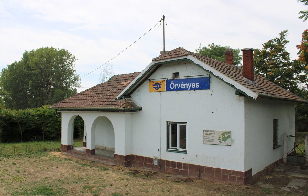 Das Bahnhofsgebäude in Örvényes an der Balaton-Nordstrecke, am 26.07.2025.