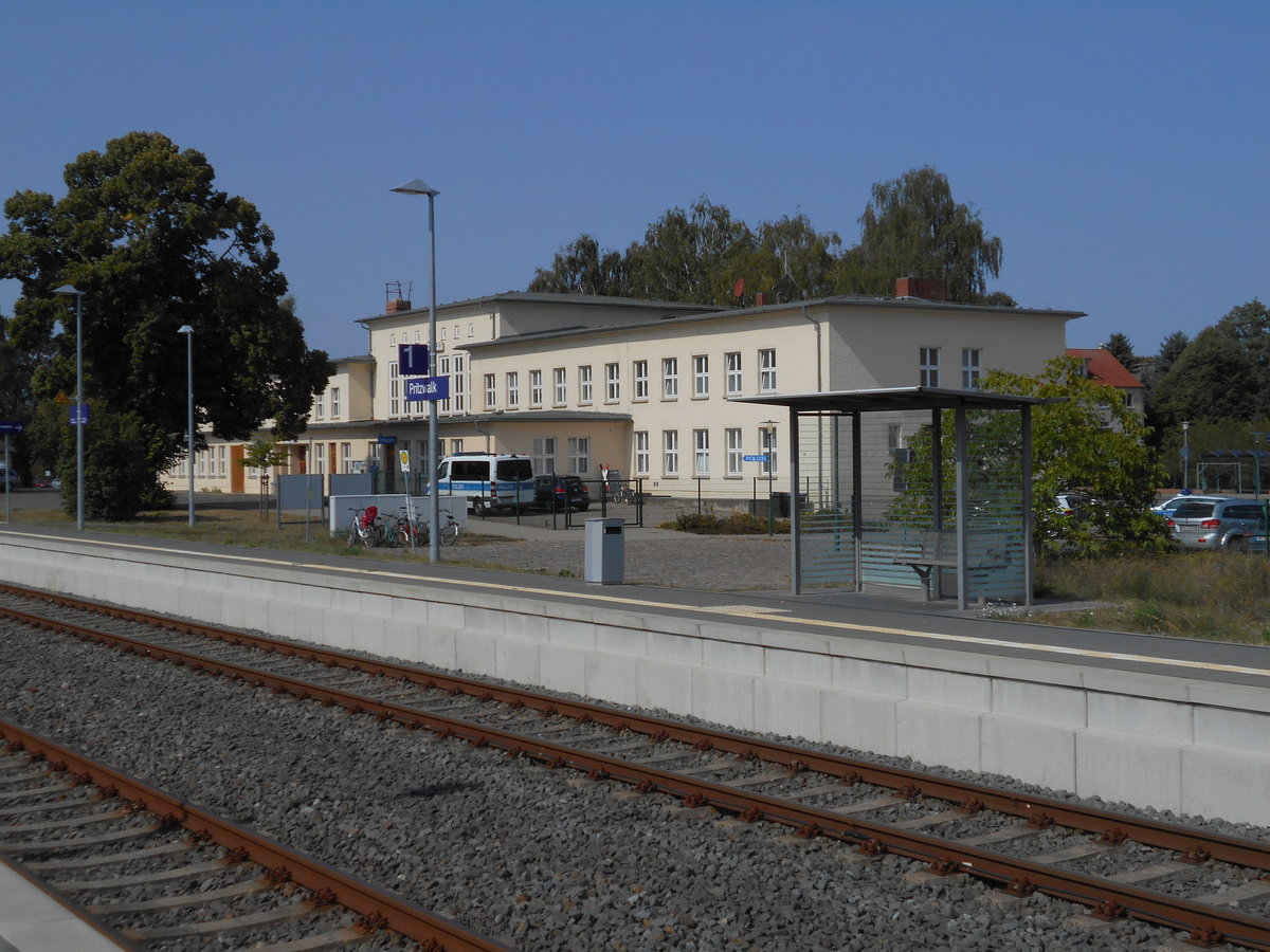 Das Bahnhofsgebäude von Pritzwalk am 29.August 2018.