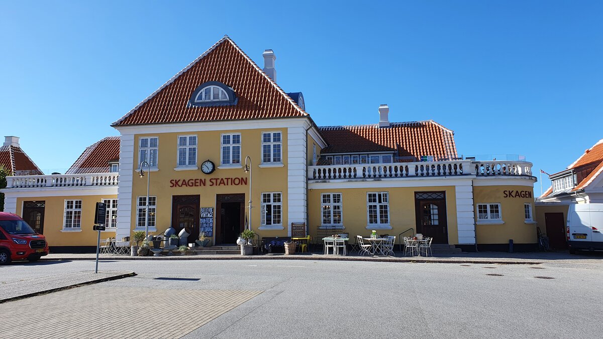 Das Bahnhofsgebäude in Skagen am 05.08.2022.
Leider ist es nicht mehr im eigentlichen Sinne in Gebrauch, der Zugang zum Bahnsteig erfolgt über die Seiteneingänge des Bahnhofgeländes.

Skagen, der 05.08.2022