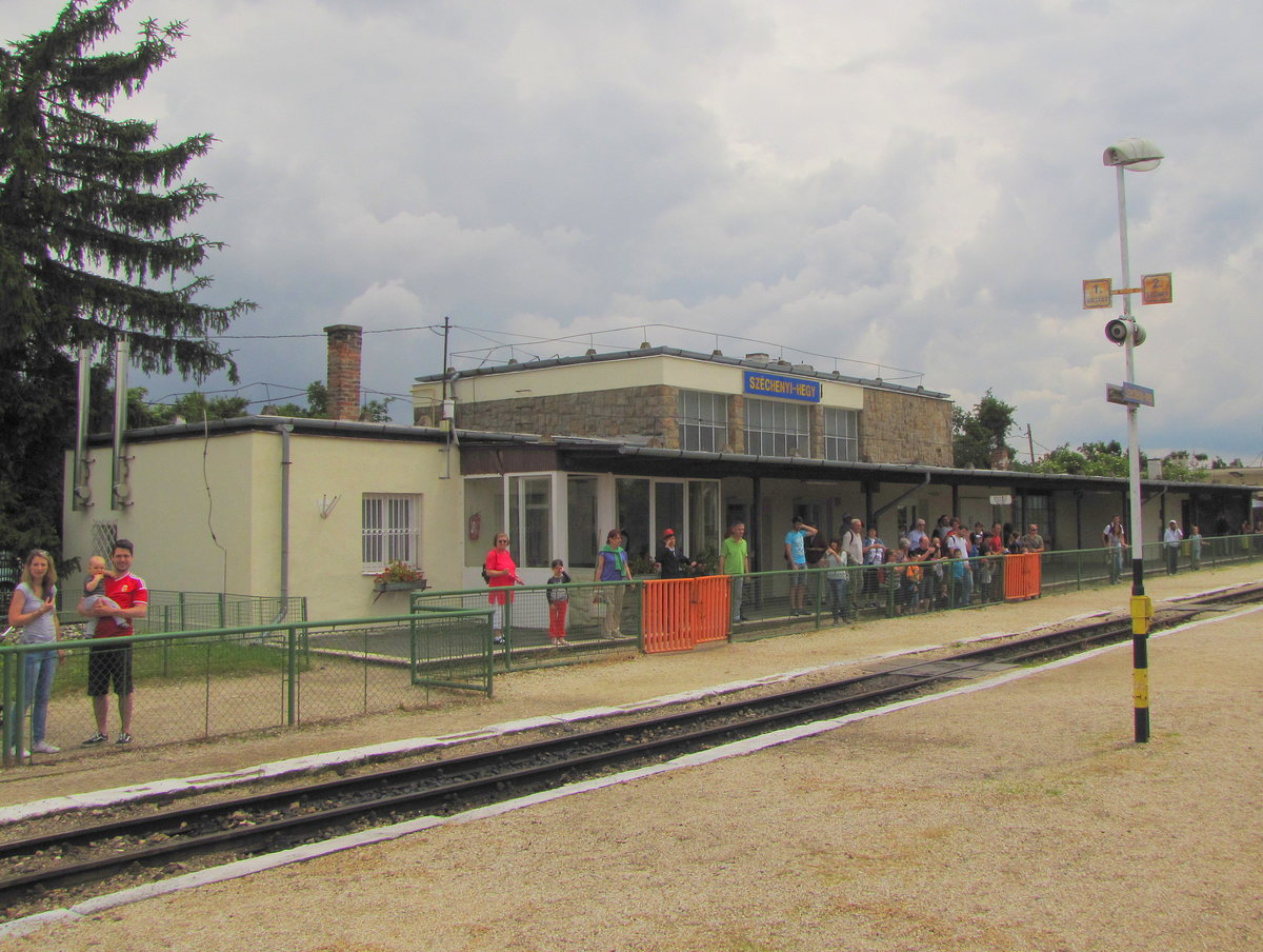 Das Bahnhofsgebäude in Széchenyi-hegy am 04.06.2016.