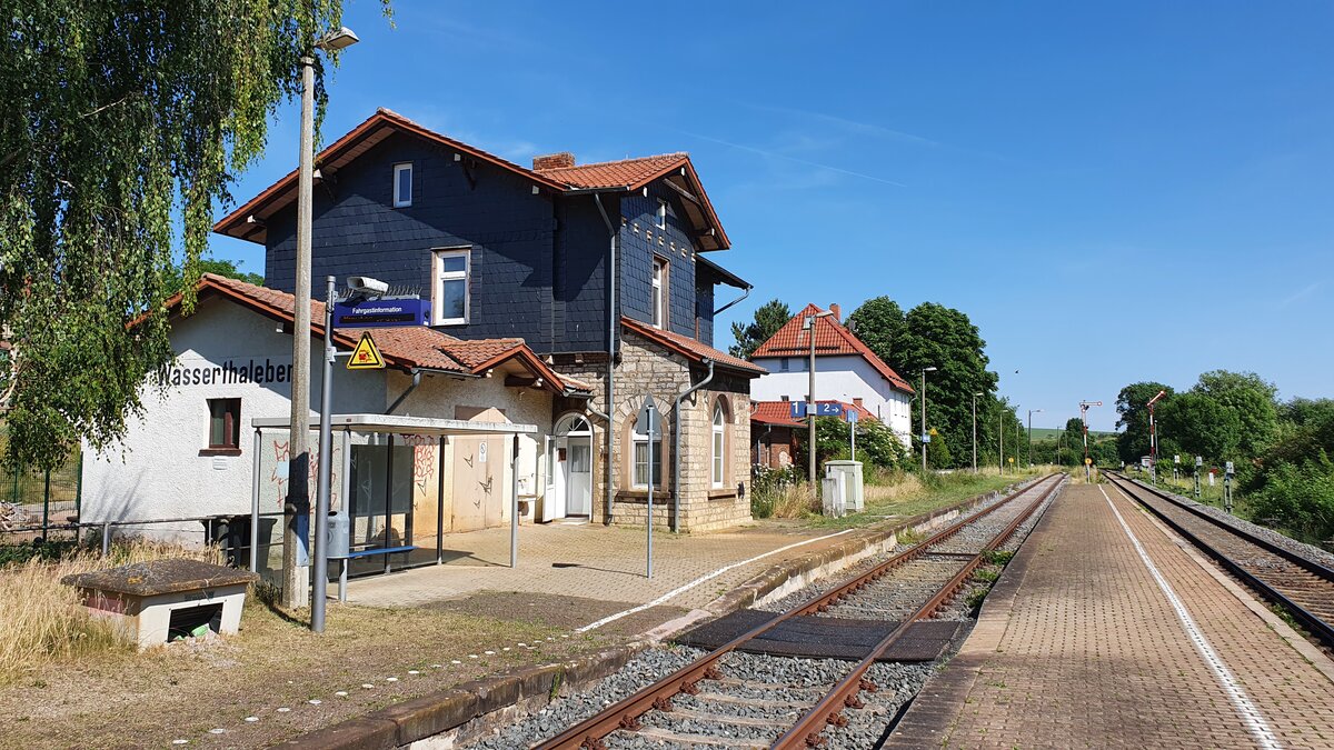 Das Bahnhofsgebäude von Wasserthaleben am 15.06.2022