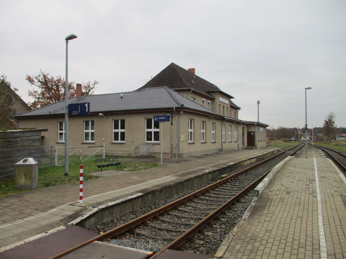 Das Bahnhofsgebäude von Wesenberg(Strecke Neustrelitz-Mirow)am 24.November 2020.