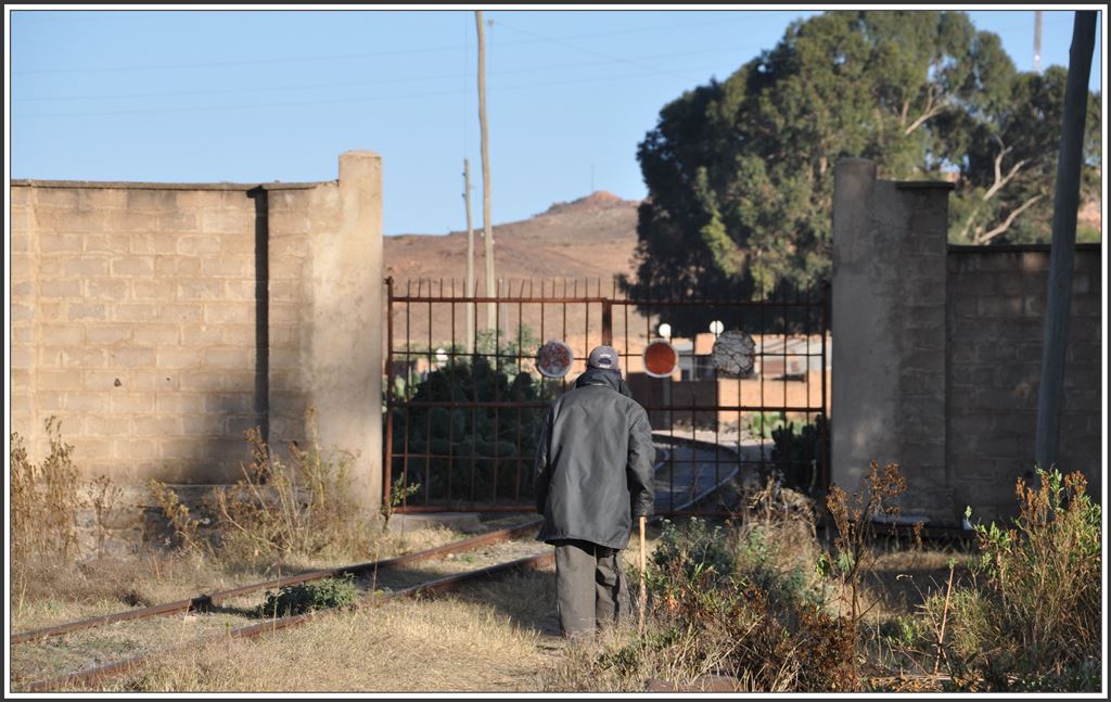 Das Bahnhofsgelände von Asmara ist vollständig eingezäunt und an derEinfahrt von Massawa befindet sich ein Eisentor, das anscheinend Tag und Nacht von einem älteren Mitarbeiter bewacht wird. (12.12.2014)