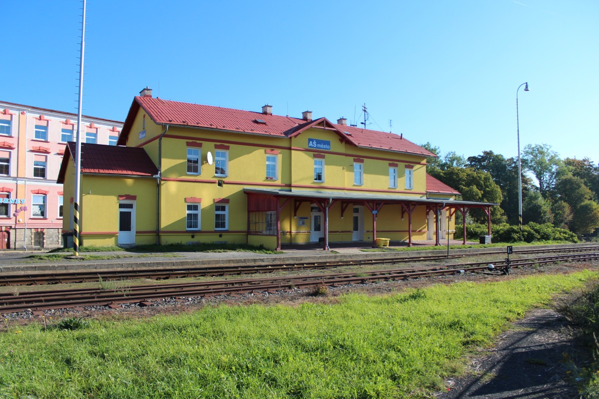 Das Bahnohfsgebude von A město fotografiert von der Bahnseite. 29.09.2013 (Standort ffentlich Zugnglich) 