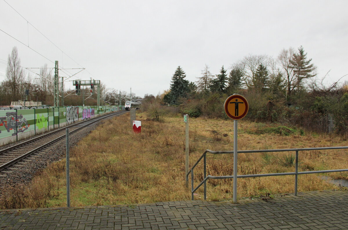 Das Bahnsteigende am 02.01.2024 in Halle-Silberhhe, mit Blick Richtung Halle-Nietleben. Hier teilt sich die S3 und S7 der S-Bahn Mitteldeutschland ein Gleis fr beide Richtungen.