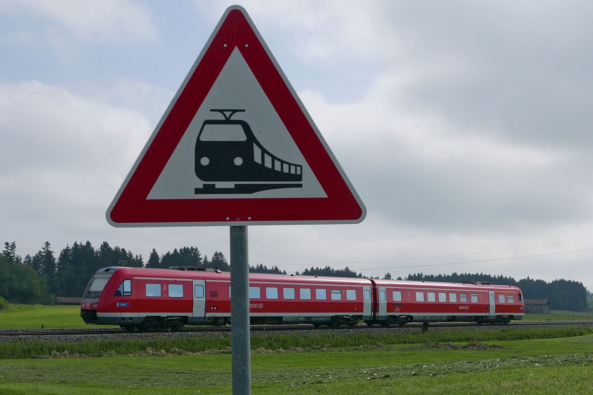 Das Bahnübergangsschild zeigt bereits die Zukunft auf der Allgäubahn. Bei Riedhirsch wurde am 06.05.2018 RE 3285 auf der Fahrt von Lindau nach Augsburg fotografiert.