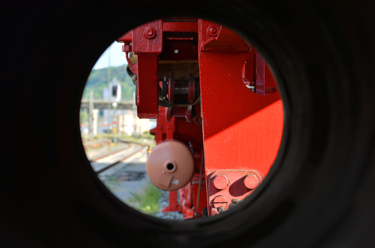 Das Bayerische Eisenbahnmuseum (BEM) Nördlingen hat seine, seit 2016 weitgehend aufgearbeitete, Güterzugdampflok 50 4073 nach Meiningen ins DB-Dampflokwerk (DLW) überführt. Hier ein Blick durch den Zylinder, wo sonst der Kolben seine Arbeit leisten und die Treibstange antreiben würde. Würzburg-Zell, 31.05.2022