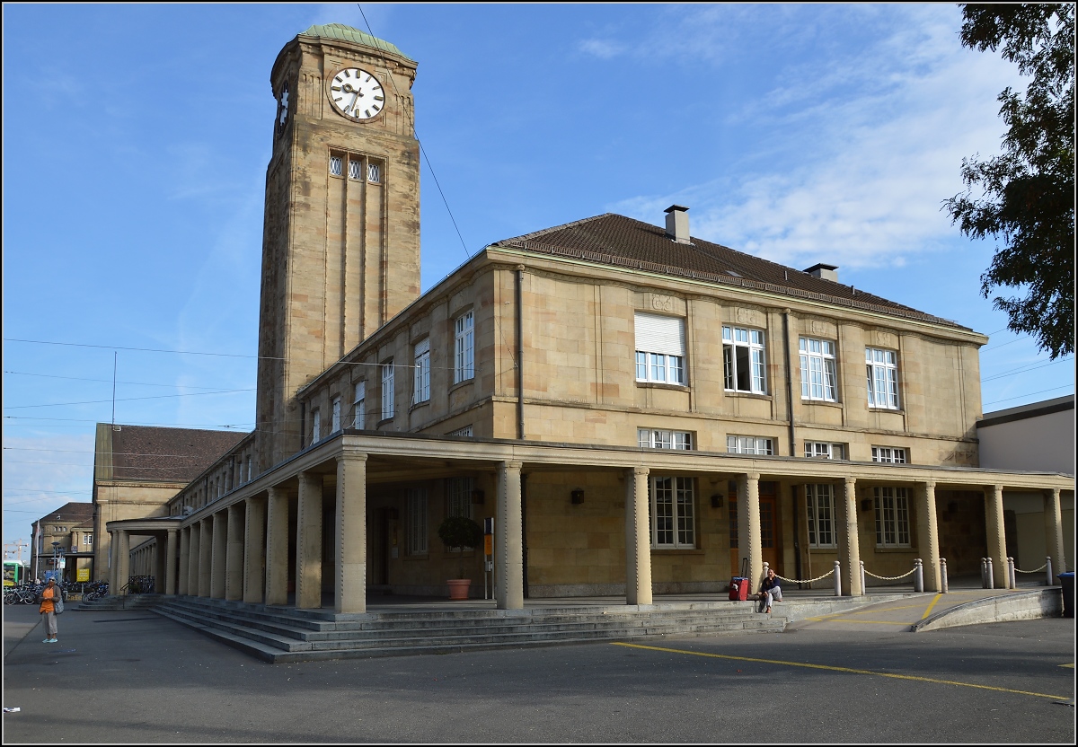 Das beeindruckende Empfangsgebäude des badischen Bahnhofs in Basel. September 2015.