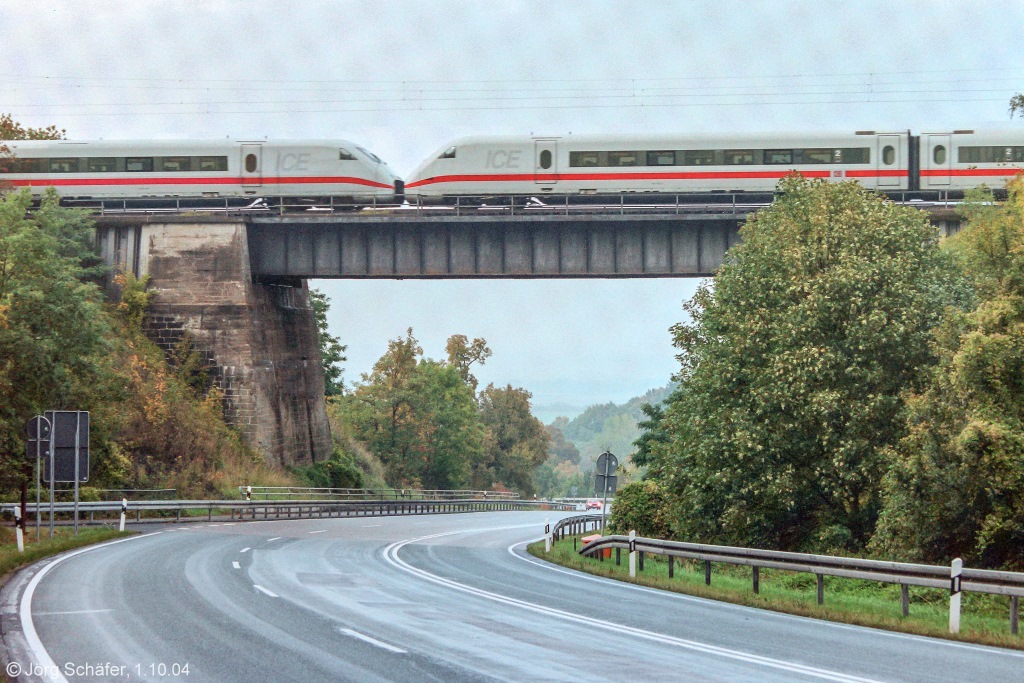 Das bekannteste Bauwerk der Strecke Würzburg - Ansbach ist wahrscheinlich die markante Brücke über die B 13 bei Marktbergel. (Blick nach Norden am 1.10.04)