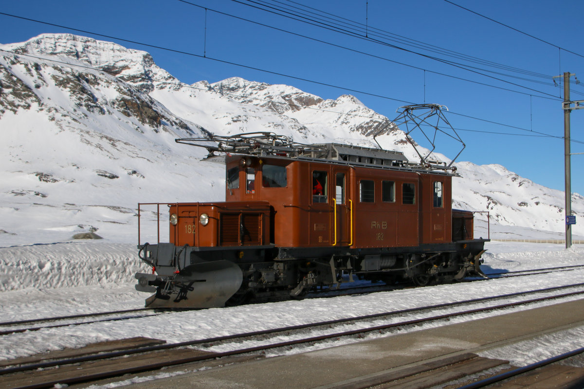 Das Bernina Krokodil Ge 4/4 182 steht am 24.02.2019 im Bahnhof Ospizio Bernina bevor es als Schiebelok der Xrot 9213 dienen wird.