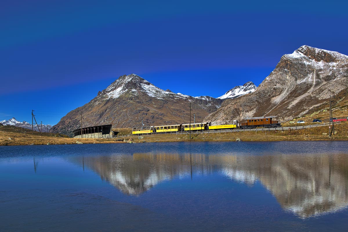 Das Bernina Krokodil Nr.182 fährt mit dem Bellavista Express den Berninapass hinauf.Bild vom 16.10.2016