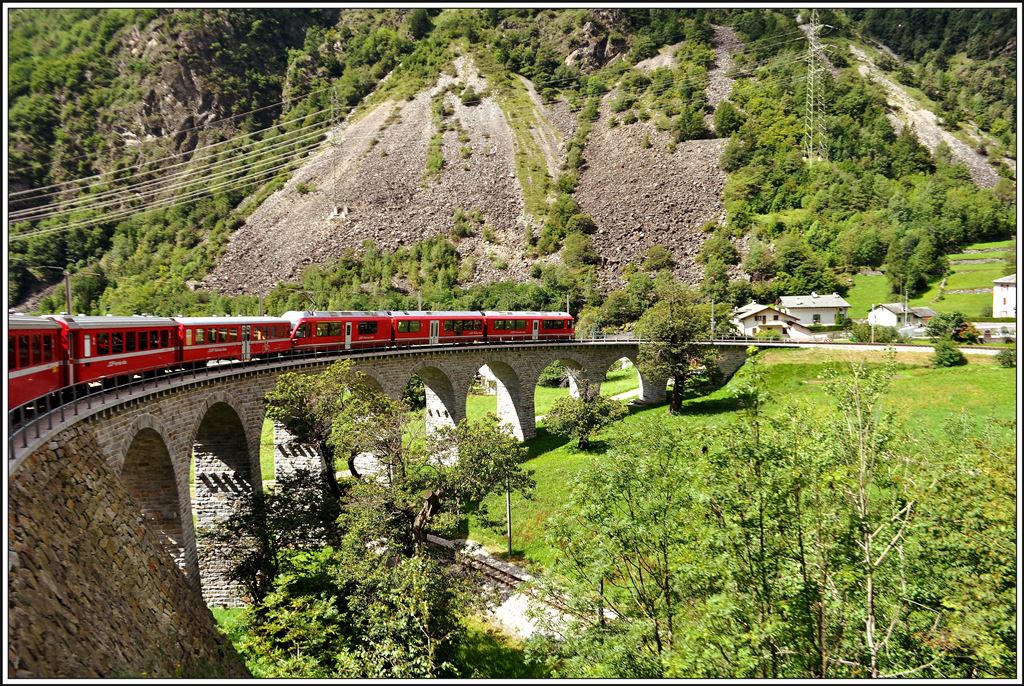 Das berühmteste Bauwerk der Berninalinie ist zweifelsohne das Kreisviadukt von Brusio. (21.08.2014)