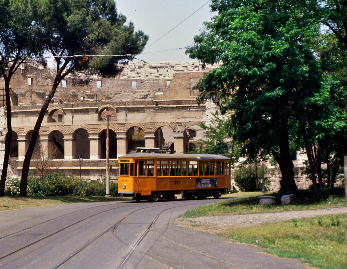 Das beste Straßenbahnmotiv der Welt, ein uralter Wagen der Straßenbahn Rom vor dem Colosseum. 
Datum: 13.06.1987