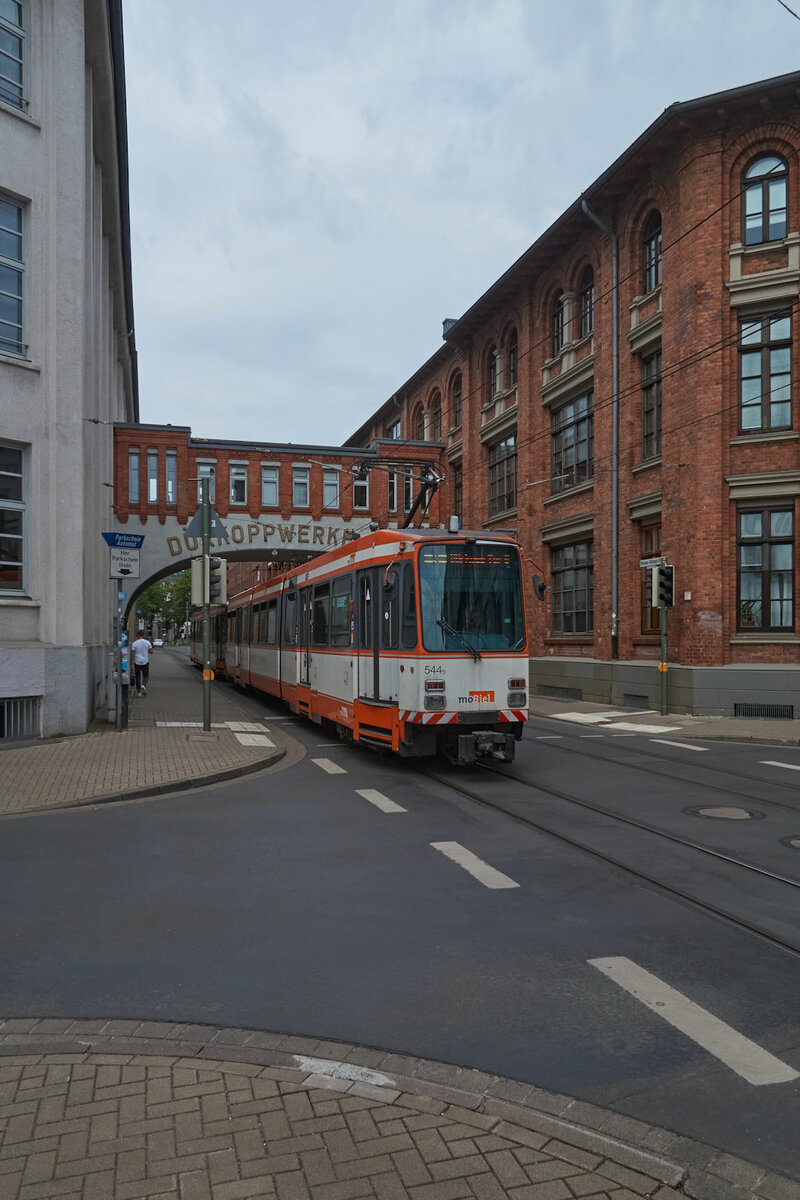 Das Bielefeld-Motiv schlechthin: am 16.05.2022 durchfuhr M8C 544 mit einem weiteren M8C der moBiel den Dürkoppbogen im Zuge der Nikolaus-Dürkopp-Straße. Der Zug befand sich auf dem Weg von Babenhausen zur Endstation Dürkopp-Tor 6, welche in Kürze erreicht wird. 