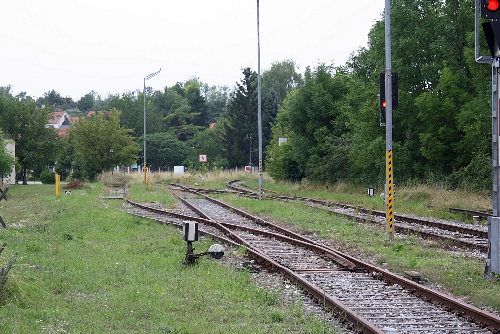 Das Bild dokumentiert den Niedergang eines einst umfangreichen Lokalbahnnetzes. Das Gleis rechts im Bild ist die eingestellte Strecke nach Dobermannsdorf, das Gleis  in Bildmitte ist die eingestellte Strecke nach Mistelbach LB. Bf. Bad Pirawarth am 01.August 2014.