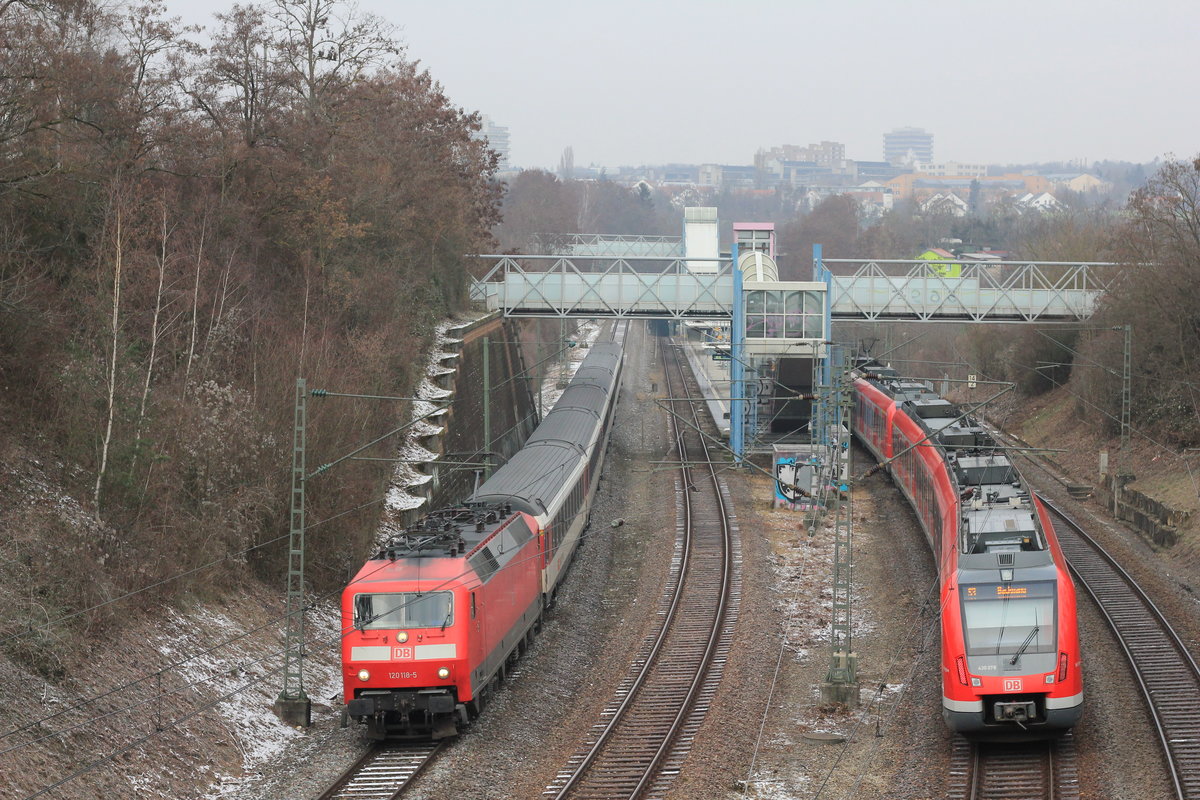 Das Bild dürfte einen der letzten Einsätze der Br 120 auf der Gäubahn zeigen. Am 22.01.2019 fährt 120 118  mit IC nach Zürich über die Stuttgarter Panoramabahn und begegnet dabei der S3 nach Backnang, welche wie üblich aus einem 430-Vollzug besteht.  