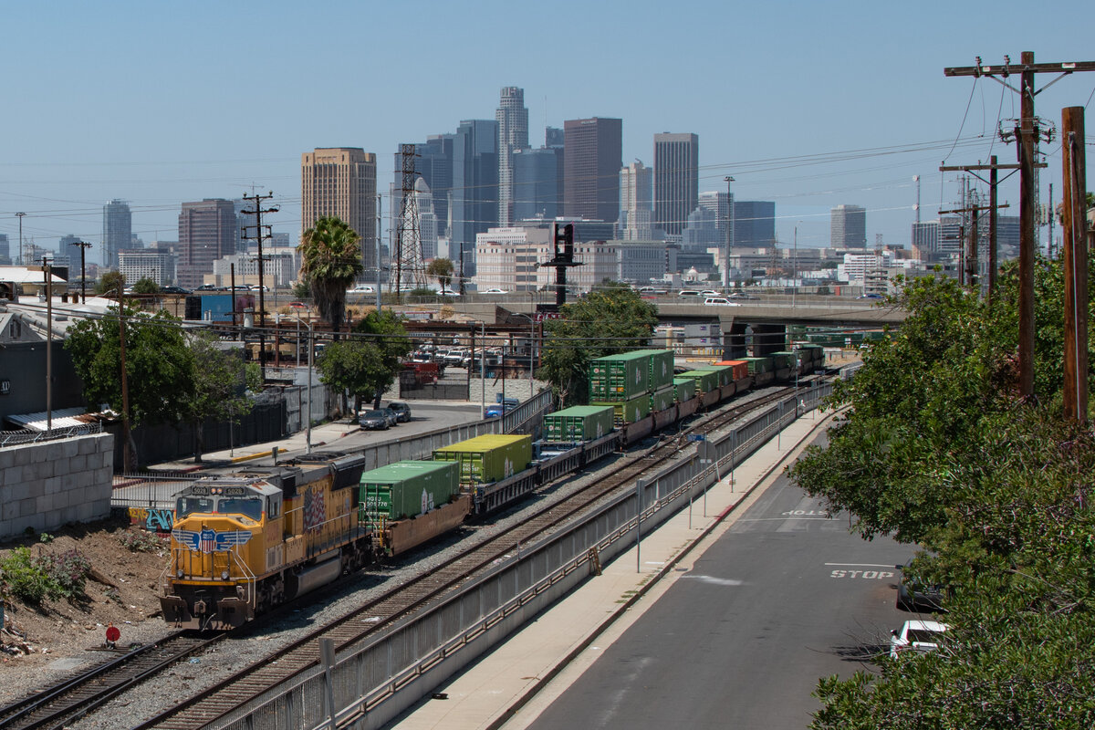 Das Bild entstand im Juli 2022 in Los Angeles, in der Nähe eines Güterumschlagplatzes. Im Hintergrund Downtown Los Angeles mit der Skyline. Der Zug rangierte zu diesem Zeitpunkt zurück ins Depot. 