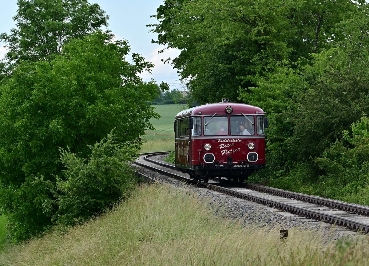 Das Bild nach der grnen Hlle, zeigt den Roten Flitzer am Sonntag den 6.6.2022 zwischen Hffenhardt und Siegelsbach.