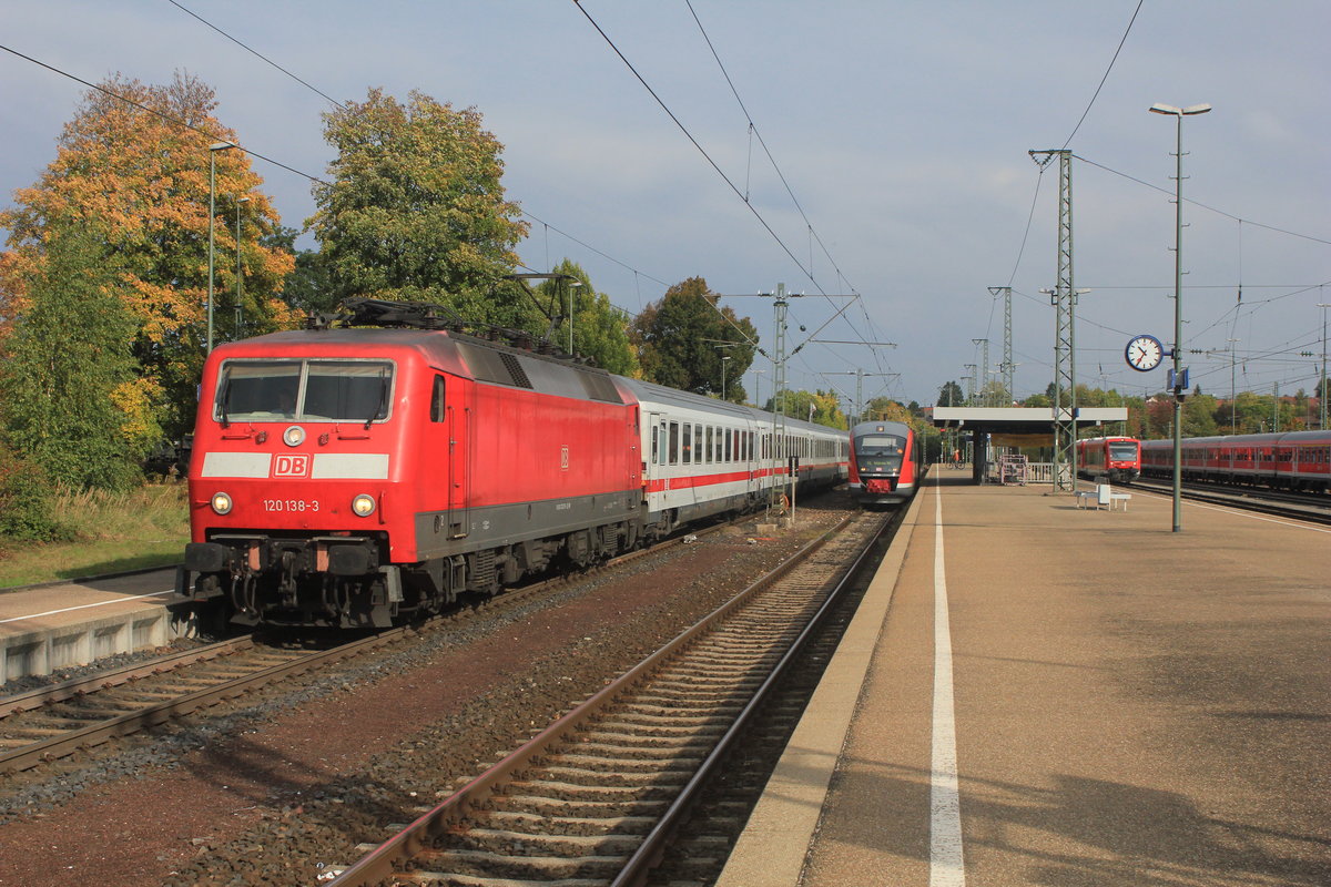 Das Bild, welches am 06.10.2012 in Crailsheim entstand ist mittlerweile, was die Fahrzeuge angeht größtenteils historisch. Von Links nach Rechts: 
120 138 kommt gerade mit IC Nürnberg-Karlsruhe auf Gleis 2 an. Der Bestand der Baureihe 120 ist mittlerweile auf einige wenige Ersatzloks zusammengeschrumpft. Auf dieser Linie musste sie zudem zusammen mitsamt den einstöckigen IC-Wagen dem neuen IC 2 weichen. 
Auf Gleis 3 steht 642 125 als RE nach Heilbronn bereit. Diese Baureihe wird bis 2031 noch ihre Runden in Richtung Heilbronn und Aschaffenburg drehen.
Die abgestellten Regioshuttles mussten mittlerweile dem Flirt 3 von GoAhead weichen. 
Auch die abgestellten n-Wagen wurde inzwischen gegen Triebwagen in Gestalt der Hamsterbacken (Talent 2) getauscht. 