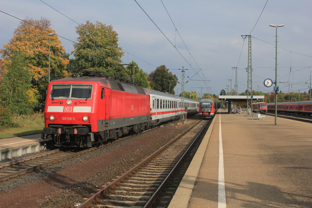 Das Bild, welches am 06.10.2012 in Crailsheim entstand ist mittlerweile, was die Fahrzeuge angeht größtenteils historisch. Von Links nach Rechts: 
120 138 kommt gerade mit IC Nürnberg-Karlsruhe auf Gleis 2 an. Der Bestand der Baureihe 120 ist mittlerweile auf einige wenige Ersatzloks zusammengeschrumpft. Auf dieser Linie musste sie zudem zusammen mitsamt den einstöckigen IC-Wagen dem neuen IC 2 weichen. 
Auf Gleis 3 steht 642 125 als RE nach Heilbronn bereit. Diese Baureihe wird bis 2031 noch ihre Runden in Richtung Heilbronn und Aschaffenburg drehen.
Die abgestellten Regioshuttles mussten mittlerweile dem Flirt 3 von GoAhead weichen. 
Auch die abgestellten n-Wagen wurde inzwischen gegen Triebwagen in Gestalt der Hamsterbacken (Talent 2) getauscht. 