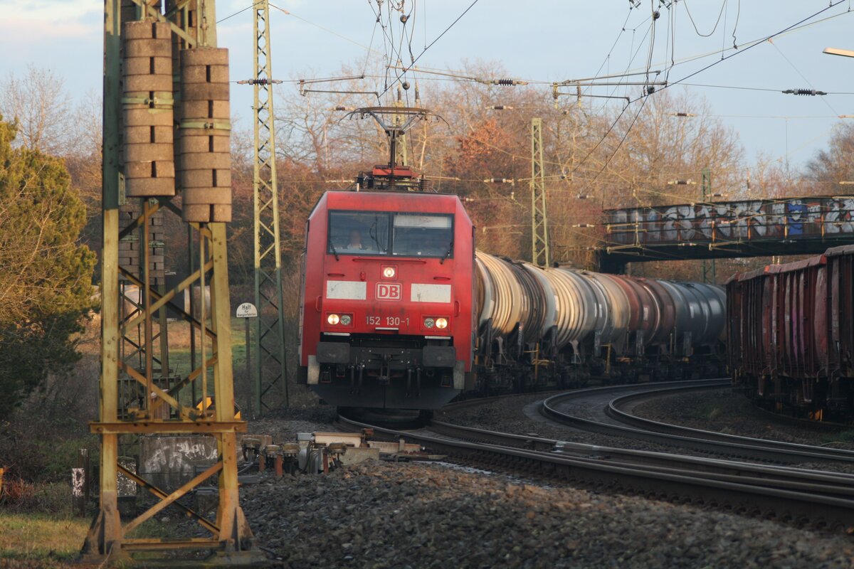 Das Bild zeigt 152 130 am 19.12.2020 in Dutenhofen, wie sie mit ihrem Kesselwagenzug in Richtung Wetzlar vorbeizieht.