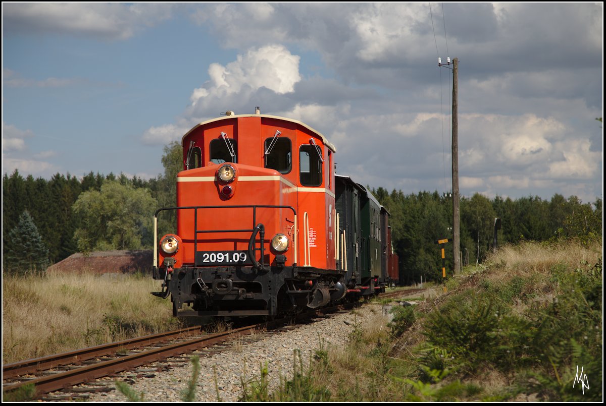Das Bild zeigt die 2091.09 kurz nach Heidenreichenstein auf einer Fotofahrt mit einem historischen Güterzug. (14.08.2017)