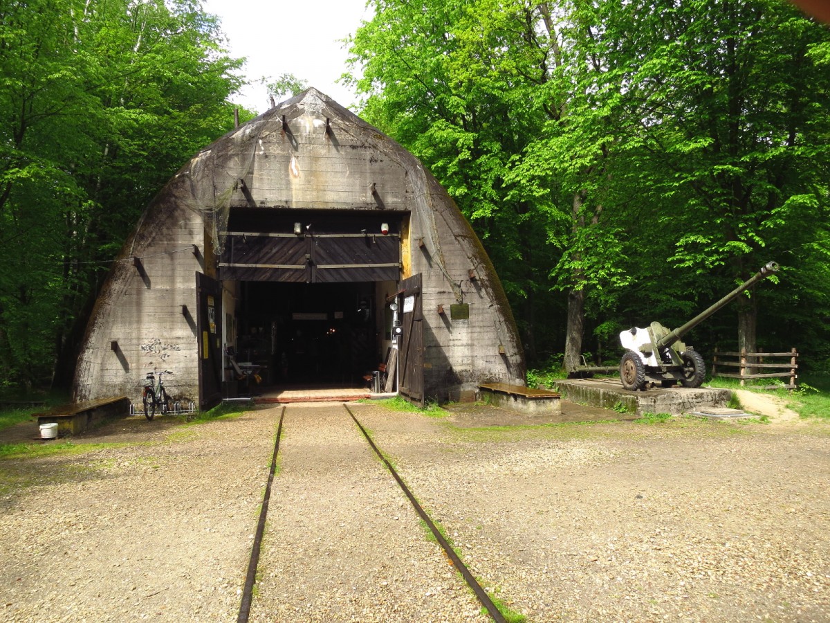 Das Bild zeigt den 380 Meter langen Zugbunker aus dem 2 Weltkrieg bei Konewece in Polen am 12.05.2014.
Bei einer Führung erfuhr man, das dort lediglich ein paar Male ein Zug zugegend war.
Dort werden noch einige Relikte und Waffen von der Zeit ausgestellt. 
Auch durch ein paar unterirdische Schächte darf man sich durchzwängen.
Es ist immer wieder erstaunlich was damals im 2 Weltkrieg als gebaut wurde.

http://www.bunkierkonewka.eu/