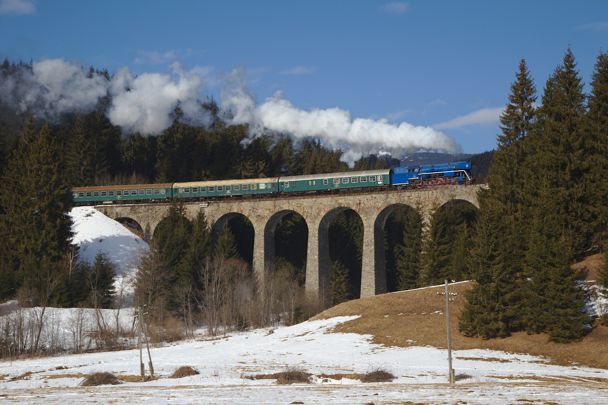Das Bild zeigt die 477.013 auf dem zweiten prächtigen Viadukt bei Telgart. (16.02.2017)