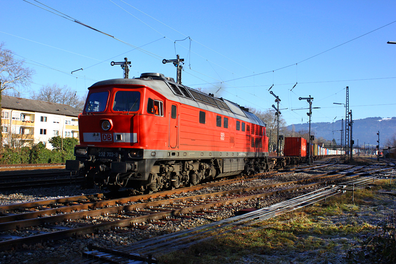 Das Bild zeigt den heutigen ( 31.12.13 ) Containerzug 43167 mit der 232 703 von Wolfurt nach Deutschland in Lindau-Reutin