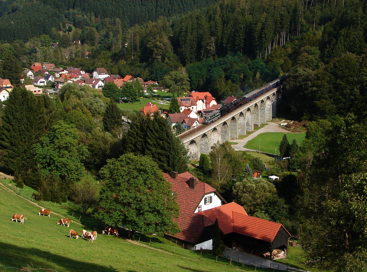 Das Bild zeigt den IGE Sonderzug SR 17086 mit Doppeldampflok (52.100 und 52.1227) mit Vorspann-Diesellok 2050.04 bei der Querung des Murtalviadukt in Aspang.
16.09.2016.