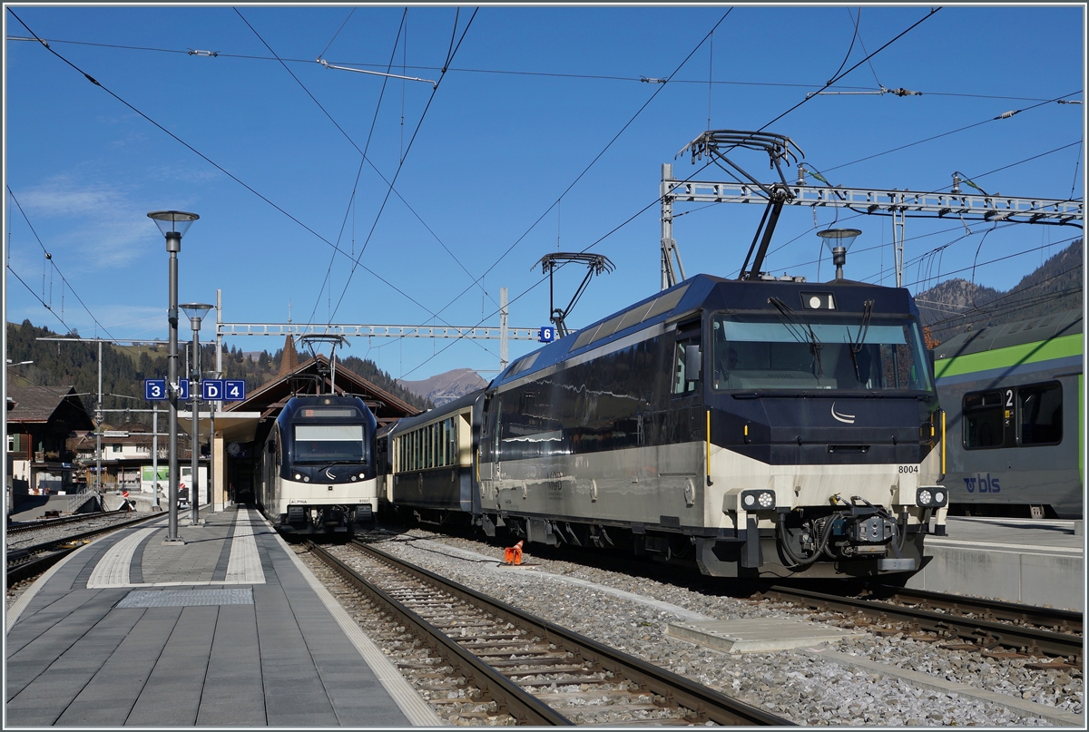 Das Bild zeigt leider nicht, auf was man bei einem ersten flüchtigen Bild kommen könnte: Dies ist kein lokbespannter MOB Belle Epoque Zug, sondern der MOB Regionalzug 2221 in der etwas ungewöhnlichen Komposition mit der Ge 4/4 8004 an der Spitze, gefolgt von einem  Belle-Epoque  Wagen, einem Panoramawagen und einem Alpina Serie 9000 Triebwagen am Schluss. 
Für die Rückfahrt des Zuges, immerhin als  MOB Panorama-Express  PE 2130 im Fahrplan, verkehrte dieser dann ohne den Belle Epoque Wagen. 

Zweisimmen, den 25. November 2020