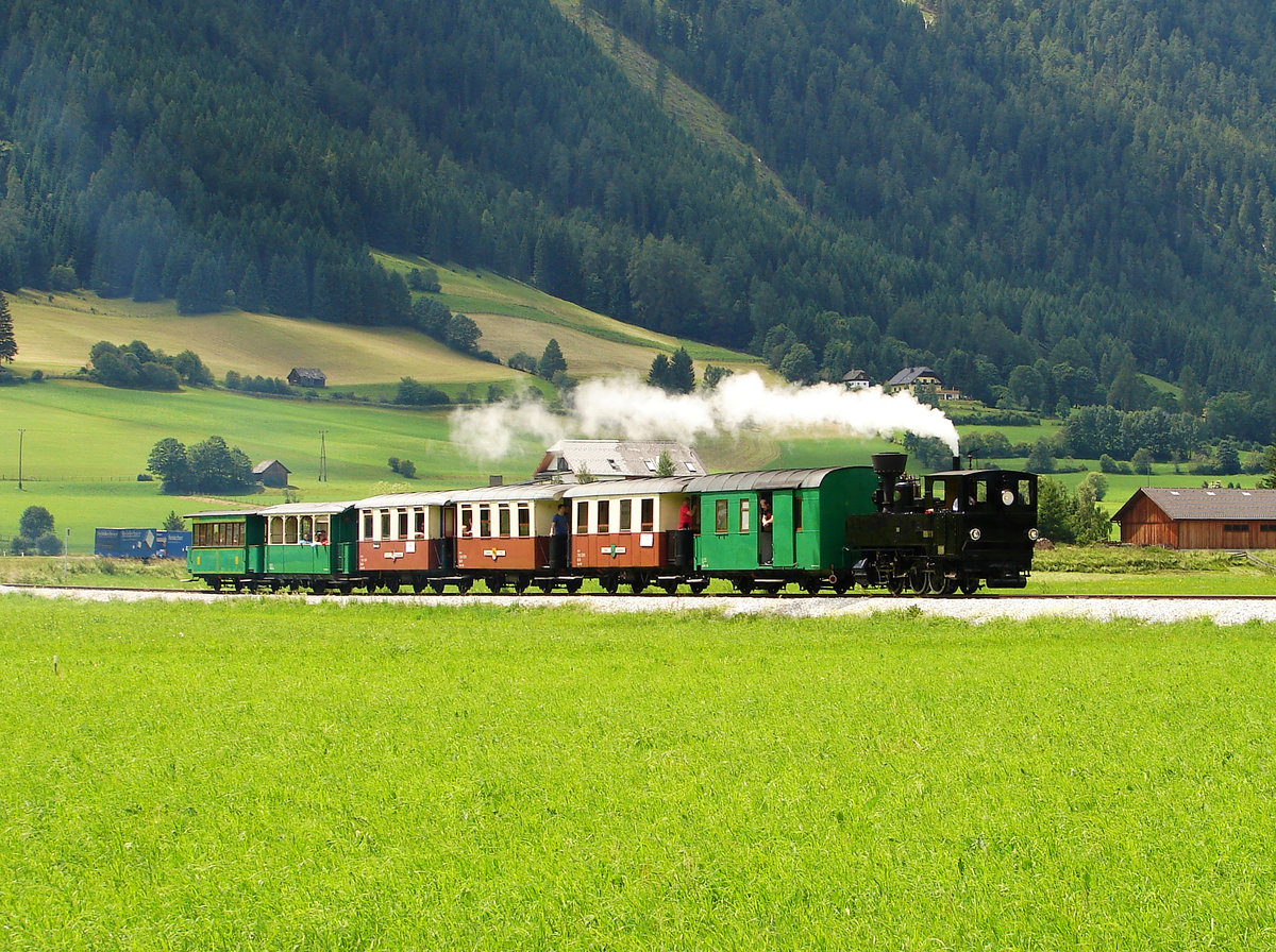 Das Bild zeigt die Lokomotive StmLB 6 von Taurachbahn mit dem Zug 14 von Mauterndorf nach St.Ändre kurz nach Mauterndorf.
09.07.2016.