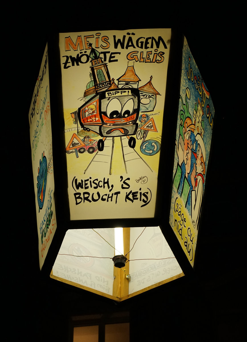 DAS BIPPERLISI, WIEDERUM EIN DANKBARES SUJET AUCH AN DER SOLOTHURNER FASNACHT 2020.
Das zweispurig geplante Bipperlisi in Solothurn spaltet die Gemüter. Die Kosten von bis zu 40 Mio. Franken stossen auf breiten Wiederstand bei der Bevölkerung und vielen Politikern.
Zwar käme die Stadt Solothurn dadurch zur Freude des Bahnfotografen zu einer Strassenbahn.
Hier noch die Meinung der Narren die zur Zeit die Stadt regieren:
 Meis wägem zwöite Gleis 
(Weischs, `S BRUCHT KEIS)
Aufnahme der Fasnachtslaterne, die am Aschenmittwoch wieder entfernt wird, vom 24. Februar 2020.
Foto: Walter Ruetsch