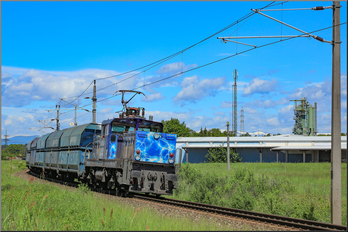 Das Blau von 1063.39 besticht immer wieder. Leider ist das Experiment rund um diese E-Lok leider nicht geglückt. 
Hier beim ausziehen aus der Anschlussbahn Mellach an diesem 10.5.2019