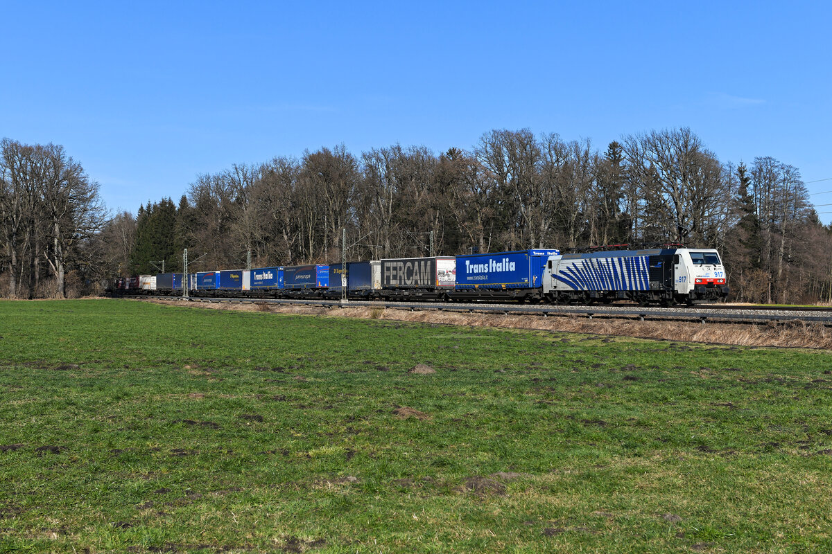 Das blaue  Zebra  189 917 beförderte am 10. Februar 2023 den KLV-Zug DGS 43119 durchgehend zwischen München Ost Rbf und Verona Q.E. in Norditalien. Bei Brannenburg im Inntal konnte ich den hauptsächlich in Blautönen gehaltenen Zug fotografieren. 