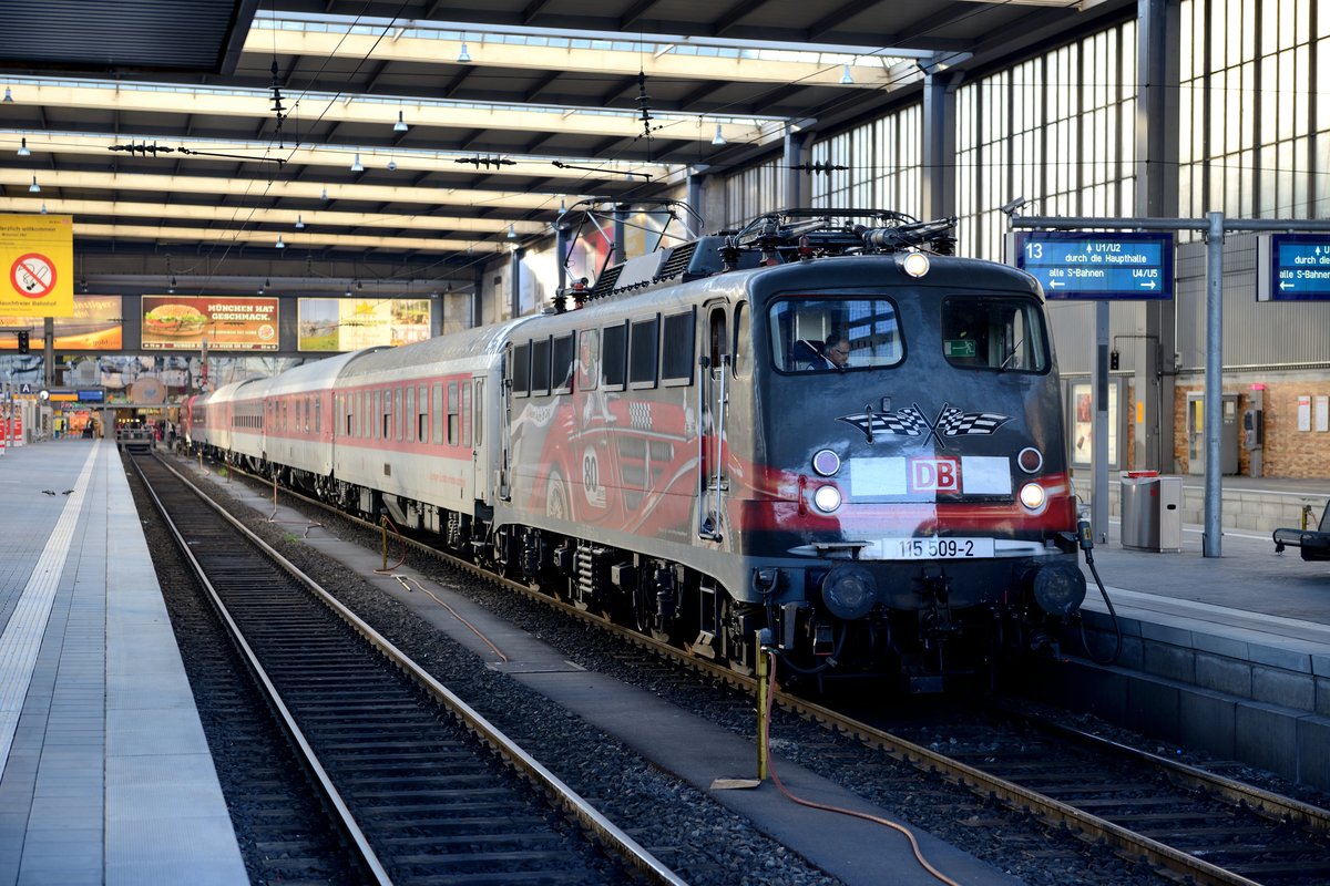 Das blieb vom CNL 484 aus Roma Termini: Inzwischen reichen fünf Wagen aus und über der Verbindung schwebt das Damoklesschwert der Einstellung. Am Morgen des 17. Juni 2013 war die Freude groß, als ich feststellte, dass die 115 509 im Vorwärtsgang den Leerpark nach München Pasing BbF beförderte. Hier kurz vor der Abfahrt von Gleis 13 im Münchner HBF.