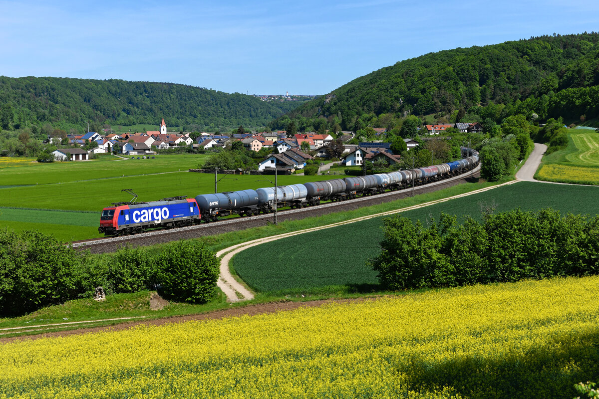 Das blühende Rapsfeld lockte mich am 15. Mai 2022 nochmals nach Breitenfurt im Altmühltal. Die für die IGE fahrende 482 038 von SBB Cargo kam bald nach meiner Ankunft mit einem Kesselwagenzug vorbei gefahren.  