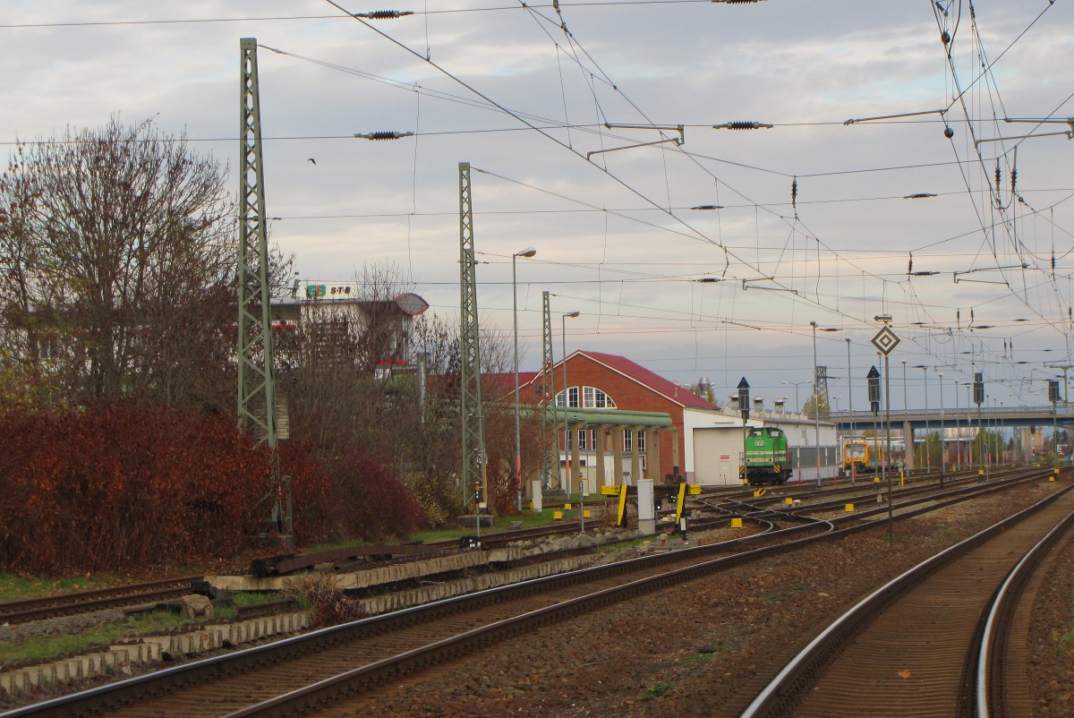 Das Bw der Erfurter Bahn am 11.11.2015 in Erfurt Ost. Von einem Bahnübergang aus fotografiert.