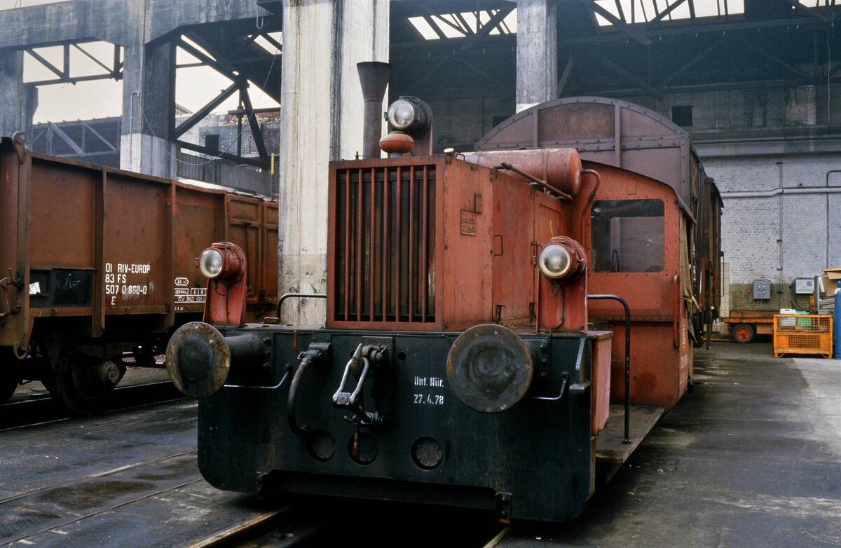 Das Bw Heidelberg wirkte wie ein Provisorium. Die Rangierlok der Baureihe 323 trug auch noch 
ein wenig dazu bei. Das Foto entstand am 03.11.1984.