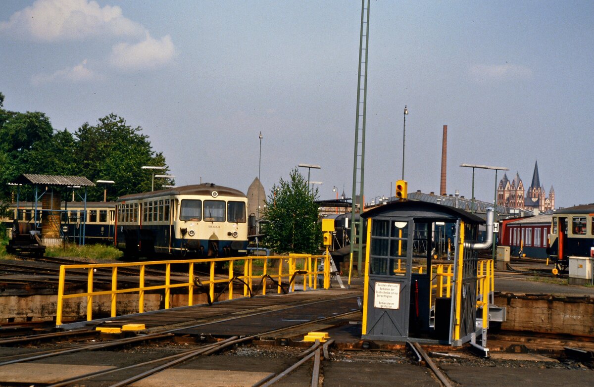 Das Bw Limburg und seine Baureihe 515. Das war etwas Besonderes, nicht nur für Eisenbahnfans. Akkuzug 515 132-9 wartet am 22.08.1985 vor der Drehscheibe auf seine weitere Nutzung.