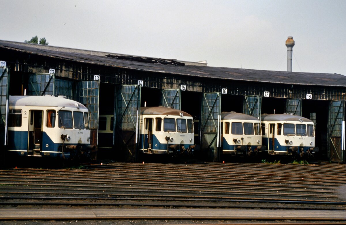 Das Bw Limburg war eine Hochburg der DB-Baureihe 515/815. 
V.l.n.r. : 815 797-6, 815 806-5, 815 795-0 und 815 794-3. 
Datum: 22.08.1985