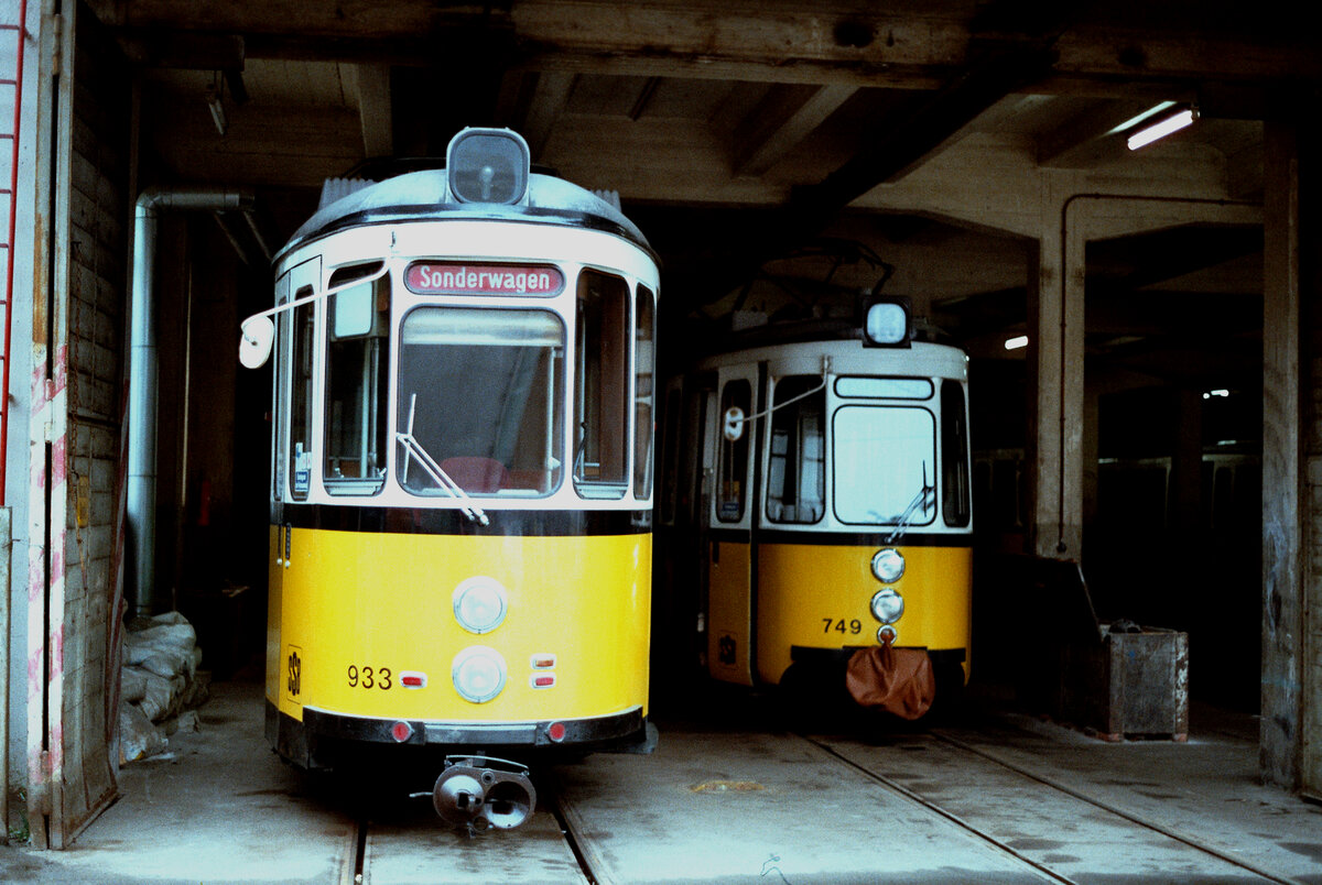 Das Bw Ostheim der Stuttgarter Straßenbahn hatte ein ziemlich enges Gebäude. TW 933 (Typ DoT4) und TW 749 (Typ GT4) waren dort wohl nur die Reserve.
Datum: 16.10.1983