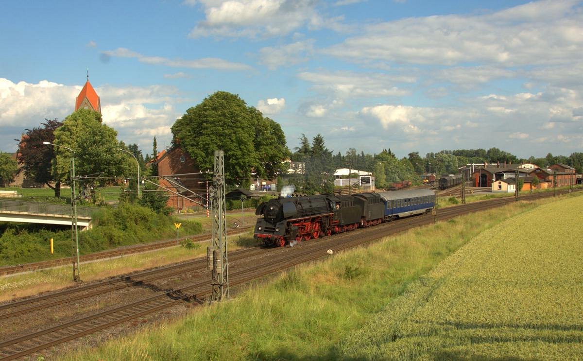 Das BW der Teutoburger Wald Eisenbahn in Lengerich - Hohne wird gerne auch von Fremdloks als Standquartier genutzt. Am 13.6.2014 traf dort 011533 mit einem schicken Beiwagen, einem ex Touropa Liegewagen, ein.
