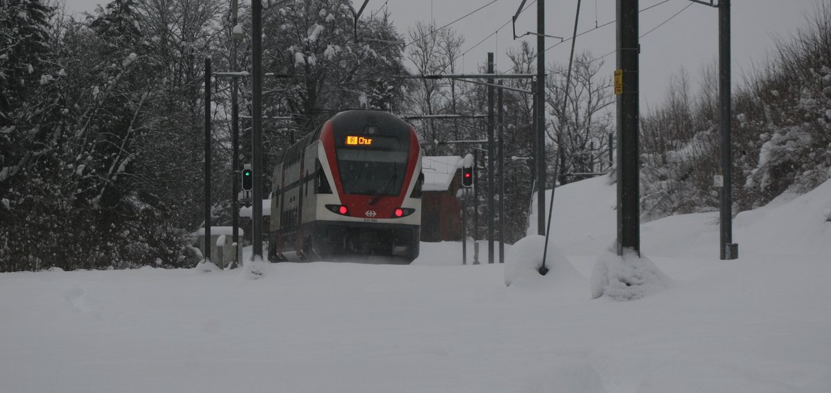 Das chaotische Schneewochenende brachte Luka und mich auf die Idee, auf die Strecke zu gehen. Ziel war das Steinachtobel bei Mörschwil.
Rasch den Standort gewechselt auf die andere Gleisseite, schon kommt eine Ersatzgarnitur für den IR 13 angefahren. Hier der Nachschuss des RABe 511 106, der als IR 13 nach Rorschach - Chur unterwegs ist und demnächst den Steinachtobelviadukt passieren wird.

Mörschwil Steinachtobel, 17.01.2021